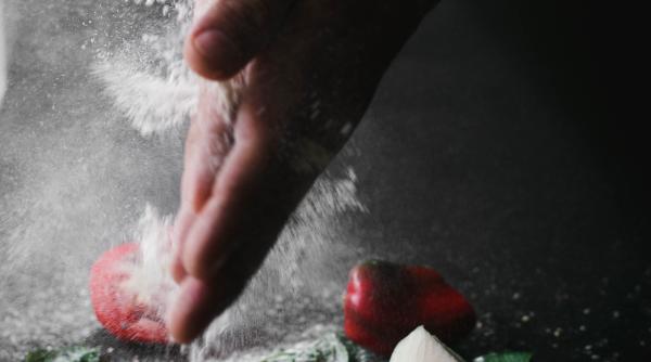 reteta plina de savoare carnaciori armenesti cu branza feta si sos de rosii la cuptor