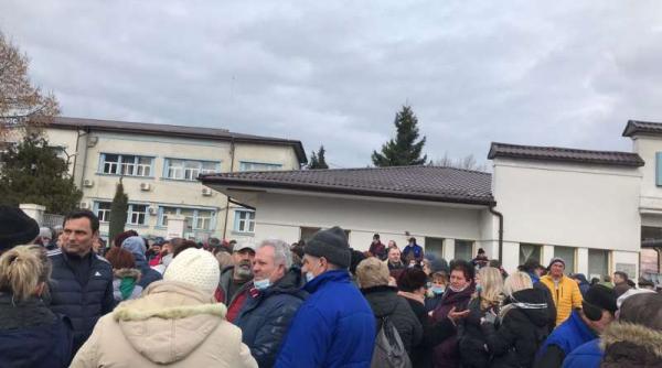 a patra zi de greva la cugir un deputat aur pus pe fuga de protestatarii de la uzina mecanica