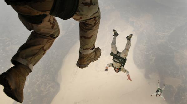 zeci de parasutisti americani au sosit pe aeroportul rzeszow din polonia pe fondul tensiunilor cu rusia