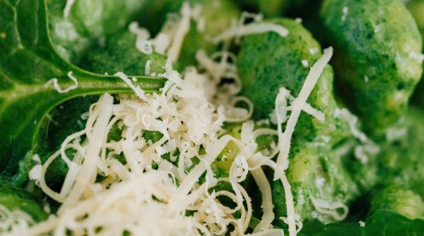 reteta plina de savoare gnocchi de casa cu sos de branzeturi si varza de bruxelles