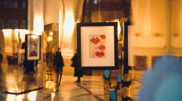 arta cucereste senatul romaniei spectaculoasa expozitie de arta contemporana ce poarta semnatura tinerei artiste irina cristescu