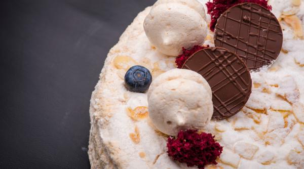 desert de casa simplu de facut mini prajituri pufoase cu crema de unt si lapte condensat