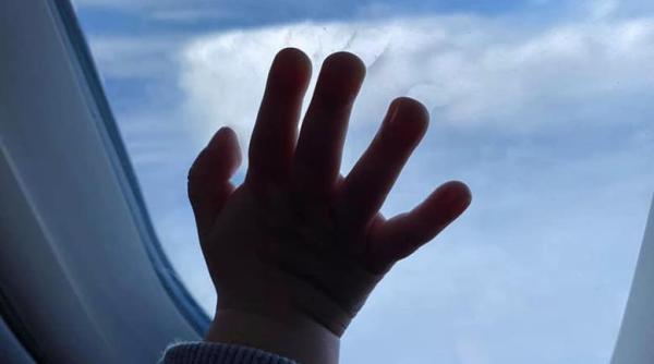 mesajul trasat de un avion de pasageri din moldova la granita cu ucraina foto in articol