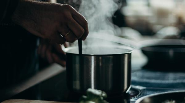 reteta simpla si delicioasa tocanita de cartofi cu carnati de casa