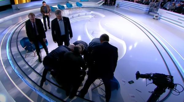 bataie in direct la tv un jurnalist a lovit un politician prorus din ucraina video