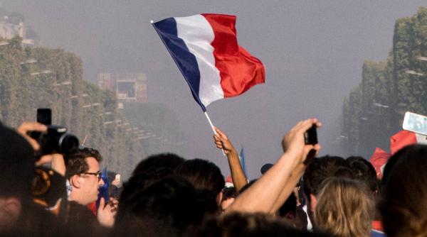 manifestatie la paris vestele galbene protesteaza impotriva permisului de sanatate impus de presedintele macron video