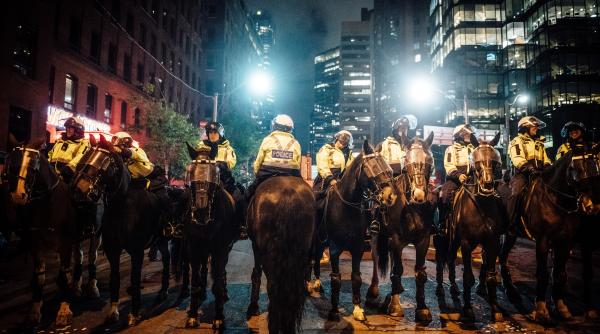 represiune in capitala canadei politia din ottawa a folosit substante iritante impotriva protestatarilor video