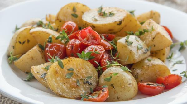cartofi la cuptor cu ierburi aromate cea mai simpla si savuroasa reteta