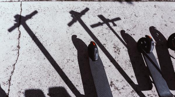 proprietarii de trotinete electrice rca din 2023 solutie pentru cei care nu au permis dar le inchiriaza sistemul actual incurajeaza prostiile in trafic