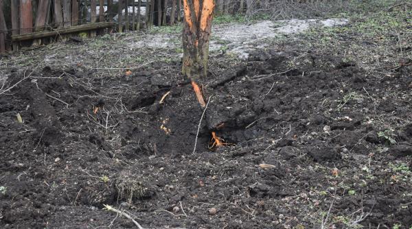 ce ramane in urma izbucnirilor armate din ucraina case daramate scoli inchise cratere cat jumatate de om