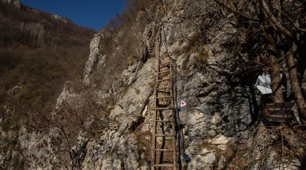 incredibil unde se afla satul din romania la care poti ajunge doar cu scara