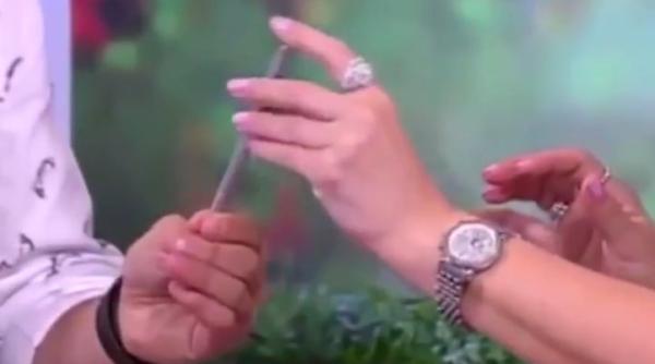 truc de magie ruleta ruseasca esuat in direct la tv prezentatoarea a ajuns la spital video