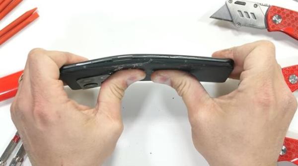 un telefon lansat in 2022 se rupe extrem de usor probleme pentru clienti video