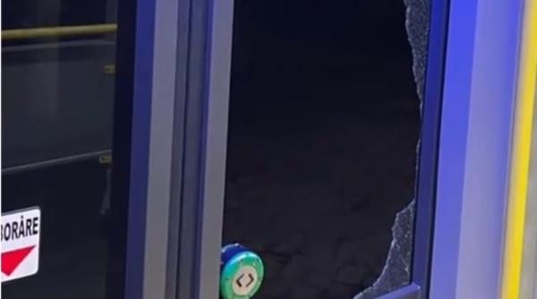 video mai multi tineri filmati cand vandalizeaza autobuze si tramvaie din iasi