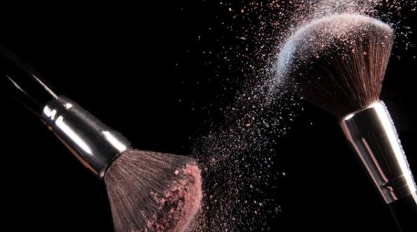 machiajul in 2022 cu rozuri proaspete tus si gloss mirela vescan dezvaluie tendintele din stilul anilor 80 in sfarsit