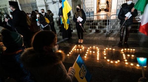 galerie foto din lume sustinere pentru ucraina mamele si copiii fug tatii nu au voie cineva trebuie sa ramana in urma pentru apararea tarii