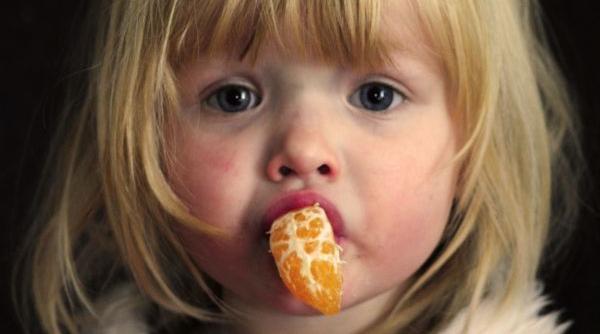 medicii avertizeaza nu dati fructe exotice copiilor pana la 3 ani