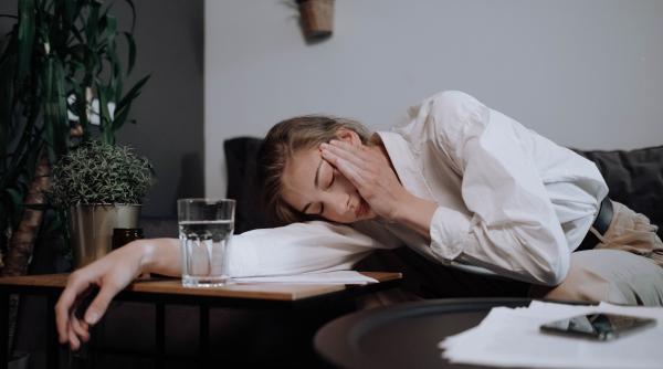 presiune in cap si tiuit in urechi din ce cauza apar aceste doua simptome si cum le putem trata