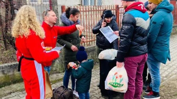 migrantii care trec granita in romania primesc cartele vodafone