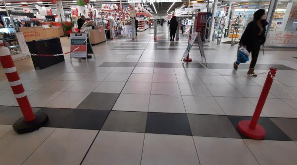 problemele pandemiei la ce mai folosesc aceste garduri din mall galerie foto