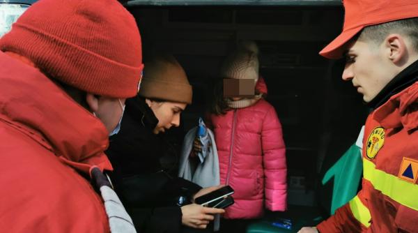 un copil de mana unul in pantece un caine si un rucsac in spate maria fuga din calea razboiului