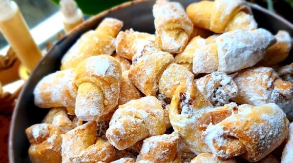 cornulete fragede cu untura si smantana ca la mama acasa reteta