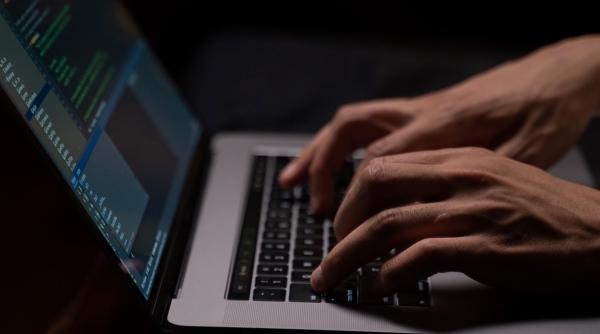 autoritatile de la kiev anunta ca hackerii au spart site urile guvernamentale locale si anunta capitularea ucrainei