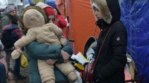 de la macaroane compot zacusca si ciorapi de lana la apartamente si case romanii sufera alaturi de refugiati nu suntem cei mai bogati dar avem o vorba dar din dar se face rai