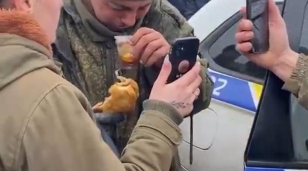 video soldat rus hranit cu placinte de ucraineni a izbucnit in plans rusii ar fi avut provizii doar pentru 3 zile