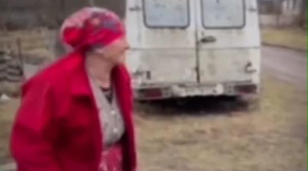 o varstnica din ucraina ii ameninta pe invadatorii rusi cu un topor va omor pe toti video viral