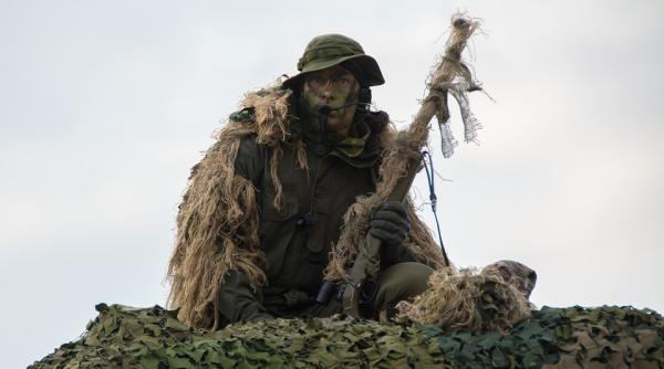 scolile din ucraina gest de solidaritate elevi si profesori impletesc plase de camuflaj pentru soldati si tancuri