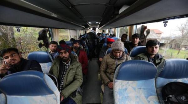 autocar cu refugiati blocat in ungaria 3 copii nu au pasaport biometric o pasagera a murit pe loc din cauza epuizarii