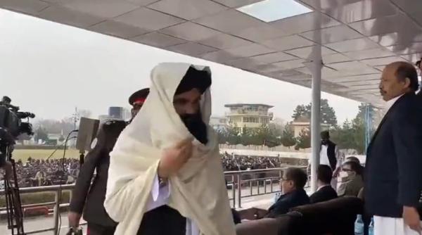 el este ministrul taliban de interne si a aratat pentru prima data fata in public foto video
