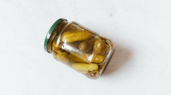 o femeie ar fi doborat o drona ruseasca cu un borcan de muraturi