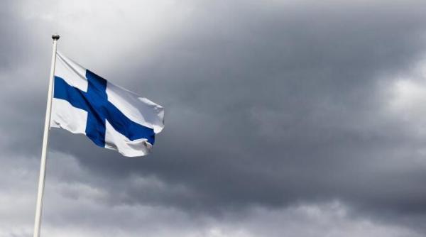 rusii fug in finlanda de frica legii martiale