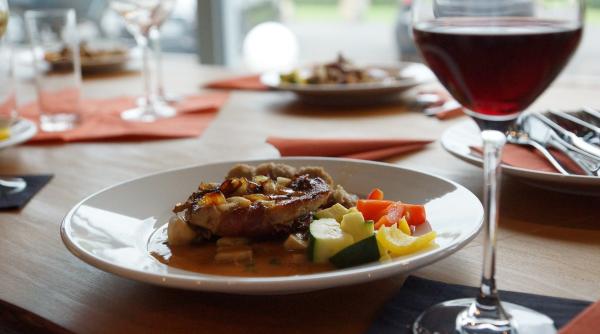 un pahar de vin servit langa cina scade riscul de diabet tip ii studiu