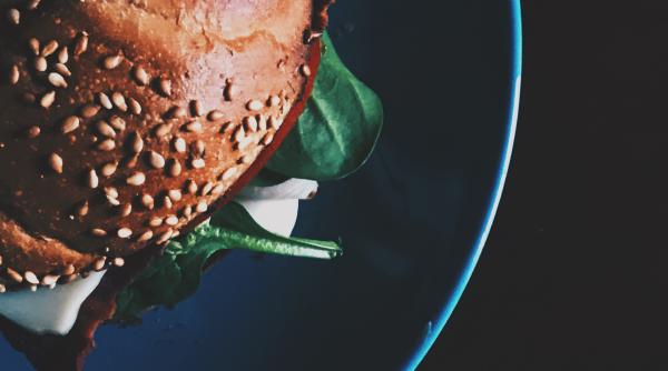 reteta plina de savoare burger de somon cu sos de sfecla rosie si maioneza