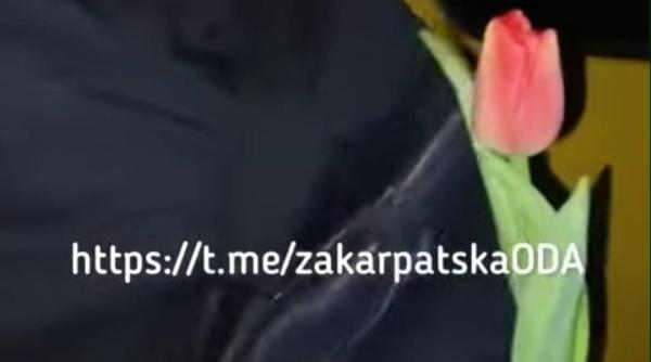 video granicierii ucraineni le au dat lalele barbatilor care au vrut sa plece din ucraina pe 8 martie