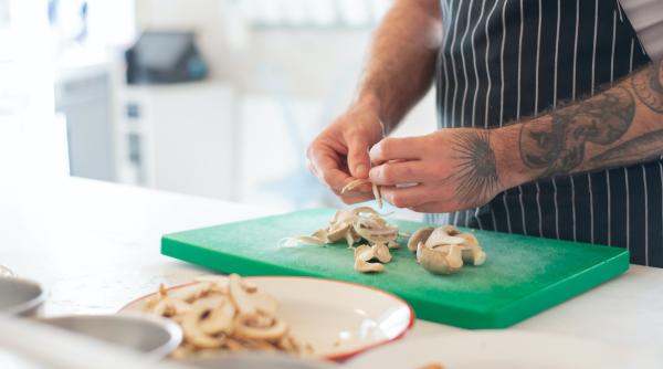 retete baza de ciuperci champignon tarta plina de savoare si un aperitiv cu influente frantuzesti