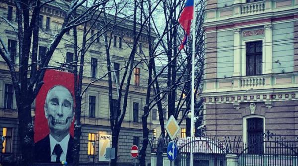 un poster cu putin reprezentat ca un craniu a fost afisat in riga