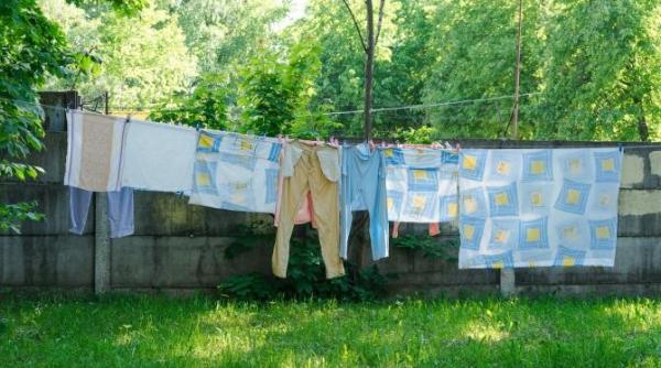 clestii de rufe ti au patat bluza preferata iata trucurile care te ajuta sa scoti rugina de pe haine