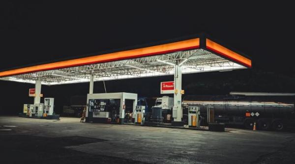 inedit o benzinarie restituie diferenta de bani celor care au cumparat combustibil la supra pret