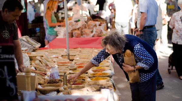 la supermarket intre smecheri neciopliti si batrani saraci dar cu inima mare draga mamii care i cel mai ieftin de aici