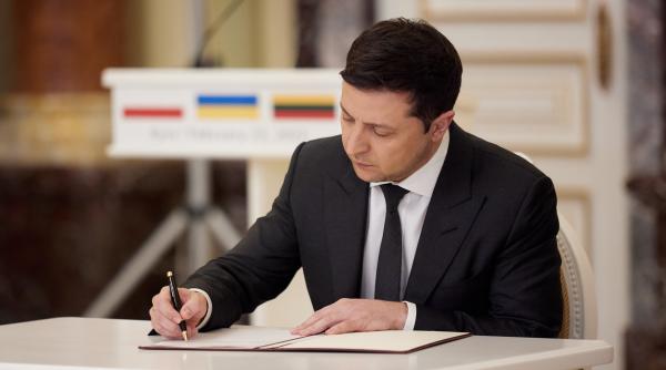 rusii isi vor lua adio de la proprietatile detinute in ucraina zelensky a semnat o lege privind confiscarea fortata
