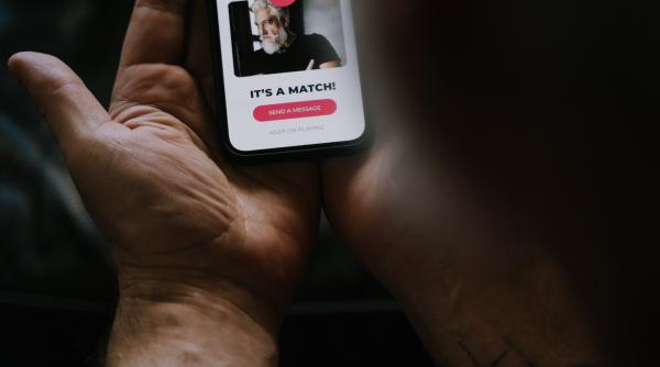 sua utilizatorii aplicatiei tinder vor putea sa consulte cazierul judiciar al partenerilor lor potentiali