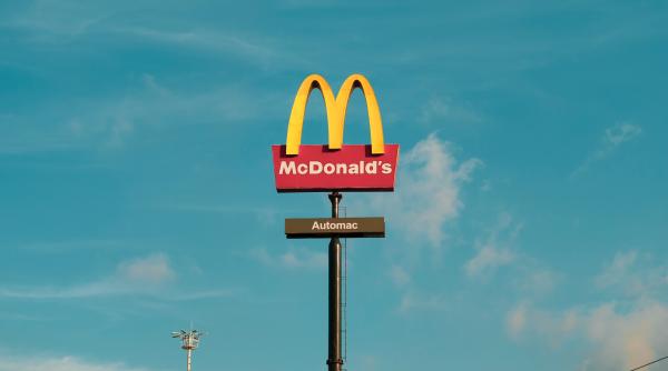 plecarea mcdonalds din rusia nu inseamna doar ca rusii nu vor mai manca burgeri semnal puternic invers fata de acum 32 de ani