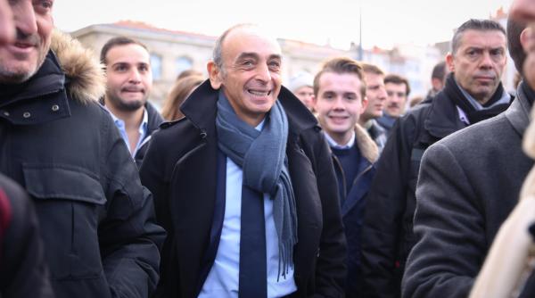 eric zemmour candidatul de extrema dreapta la presedintia frantei atacat cu oua