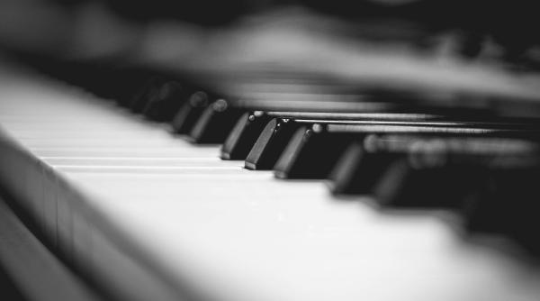 o femeie din ucraina a cantat la pian intr o casa distrusa de bombele rusesti scena aduce aminte de filmul pianistul