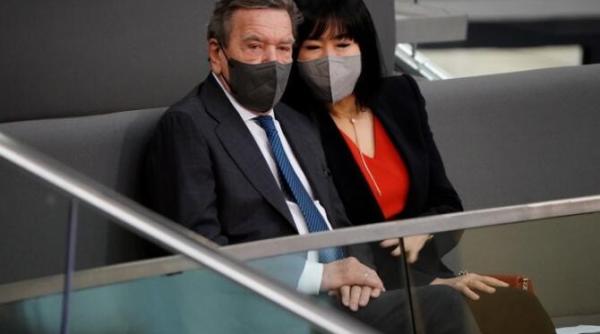 gerhard schroeder fostul cancelar al germaniei platit regeste de companiile rusesti a spus ca sustine proiectele pentru interesele germaniei si europei