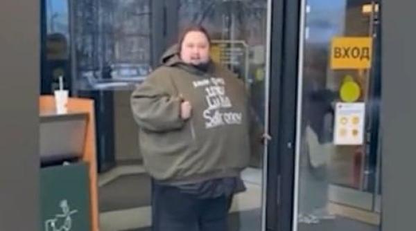 pianistul rus de 270 kg care nu poate sa renunte la mcdonald s s a legat de usa restaurantului video